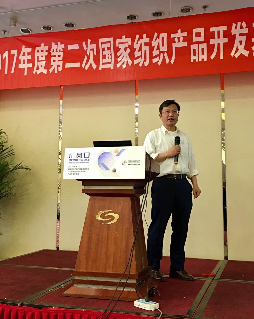 岑玲.jpg